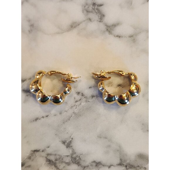 Vintage Trifari Gold-Tone Scalloped Hoop Earrings With Lever Back Fastening - Picture 1 of 4